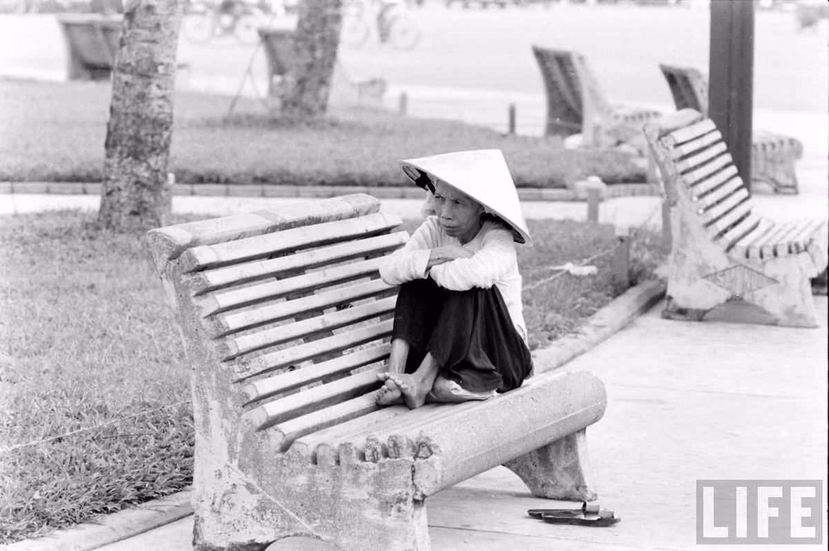 Phút nghỉ ngơi của một phụ nữ ngoại tỉnh.