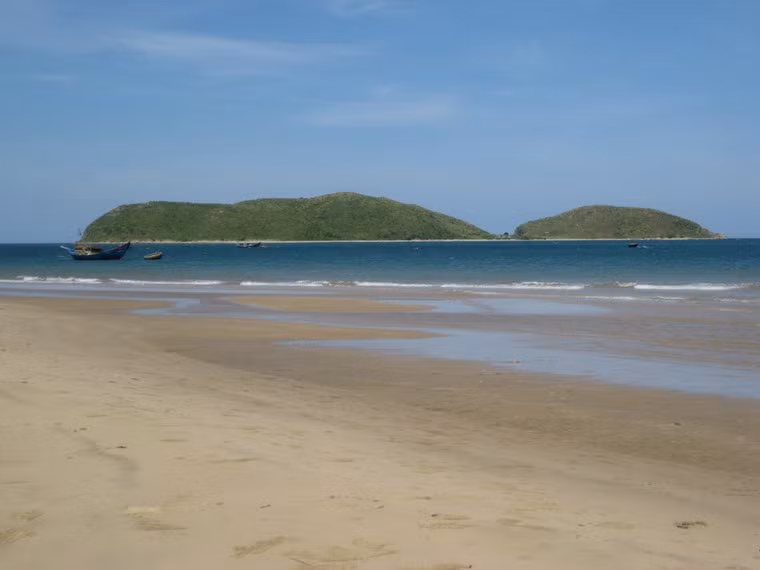 Khu du lịch này được hợp thành bởi hai địa danh là bãi biển Vũng Chùa nằm ở đất liền và Đảo Yến cách 20 phút đi thuyền. Ảnh: Đảo Yến nhìn từ bãi biển Vũng Chùa.