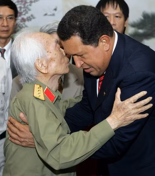 Đại tướng Võ Nguyên Giáp ôm hôn Tổng thống Hugo Chavez tại nhà riêng ở Hà Nội, ngày 1/6/2006.