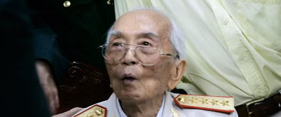 Huffington Post đánh giá Đại tướng Võ Nguyên Giáp là một viên tướng huyền thoại. Chiến thắng Điện Biên Phủ do ông là nhạc trưởng không chỉ đưa Việt Nam thoát khỏi ách thống trị của thực dân Pháp mà còn làm sụp đổ hệ thống thực dân kiểu cũ trên phạm vi quốc tế.