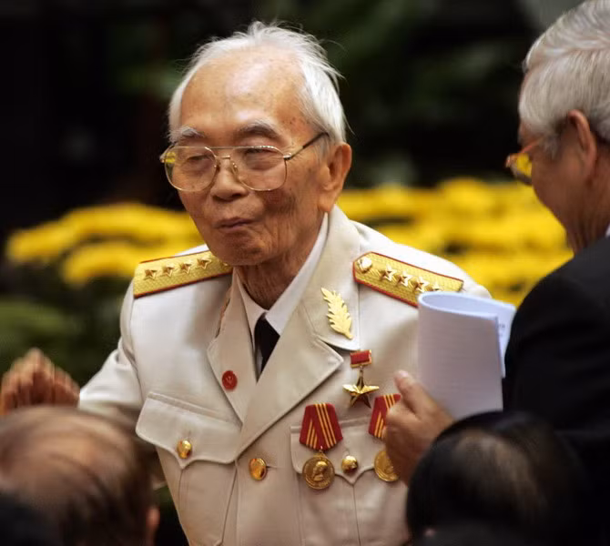 Đại tướng Võ Nguyên Giáp đến tham dự lễ bế mạc của Đại hội toàn quốc lần thứ 10 của Đảng Cộng sản Việt Nam tại Hà Nội ngày 25/4/2006.