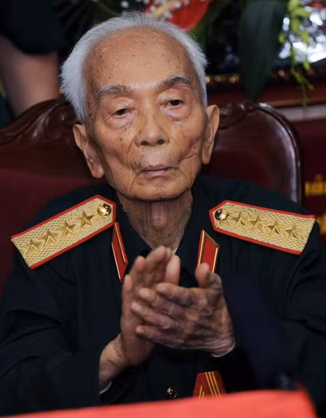 Đại tướng Võ Nguyên Giáp trong cuộc họp đánh dấu kỷ niệm 60 năm ngày ông được công nhận là vị Đại tướng đầu tiên của Quân đội Nhân dân Việt Nam. Bức ảnh chụp tại nhà riêng của Đại tướng tại Hà Nội ngày 28/5/2008.