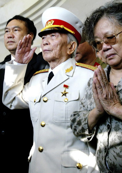 Bức ảnh này chụp ngày 18/4/2004, ghi lại cảnh Đại tướng Võ Nguyên Giáp chào tưởng niệm các liệt sĩ tại nghĩa trang ở Điện Biên Phủ, nhân kỷ niệm 50 năm chiến dịch Điện Biên Phủ.