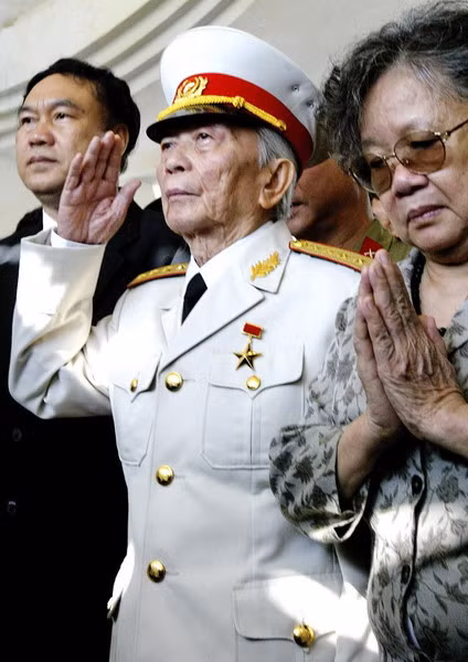 Bức ảnh này chụp ngày 18/4/2004, ghi lại cảnh Đại tướng Võ Nguyên Giáp chào tưởng niệm các liệt sĩ tại nghĩa trang ở Điện Biên Phủ, nhân kỷ niệm 50 năm chiến dịch Điện Biên Phủ.