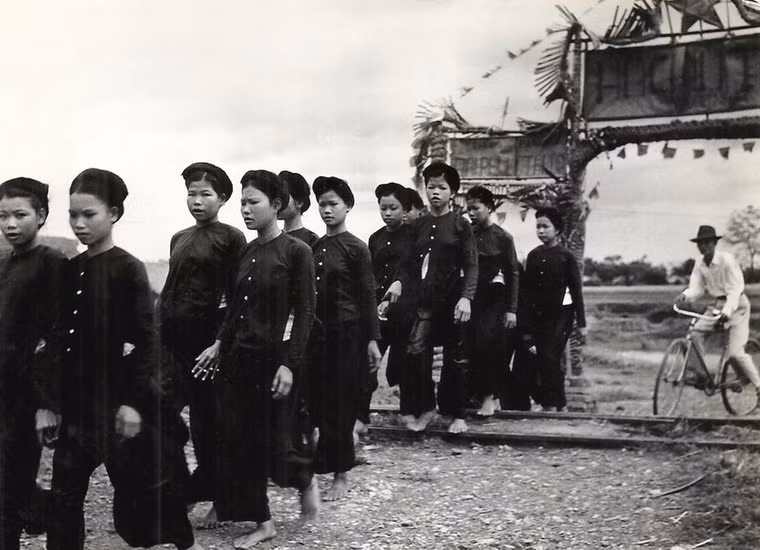 Các chiến sĩ Việt Minh liên hoan văn nghệ mừng chiến thắng.