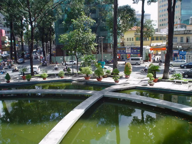 1 . Khám phá thành phố. Có rất nhiều để xem và làm ở TP HCM, đặc biệt khi bạn là người thích điều mới mẻ. Hãy đi bộ trên phố và gặp gỡ mọi người, đó là cách tốt nhất để cảm nhận nền văn hóa ở nơi đây. Và đừng quên nở nụ cười trên hành trình của mình.