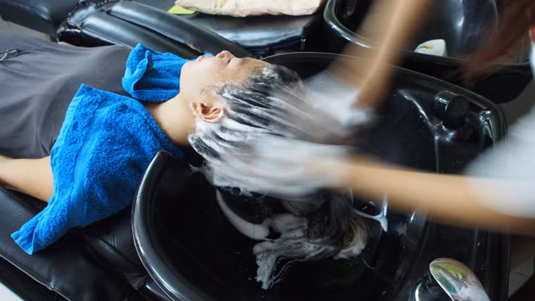 4. Thư giãn với massage. Các cửa hàng có biển đề “Hớt tóc” với hình khuôn mặt rạng rỡ ở TP HCM là nơi các nhân viên massage đem lại cho bạn cảm giác thoải mái bằng các biện pháp trị liệu tuyệt vời, bất kể bạn có bao nhiêu tiền trong túi. Gội đầu và massage mặt là liệu pháp hoàn hảo với khí hậu nóng và ẩm của Việt Nam.