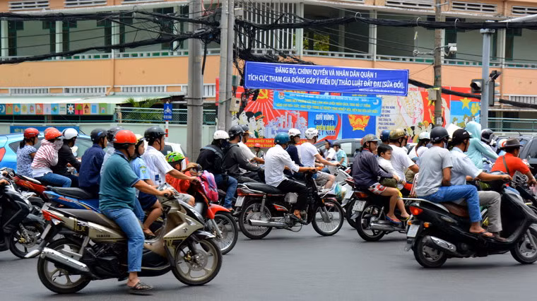 5. Dạo phố bằng xe máy. Từ những căn nhà lụp xụp đến biệt thự cổ kính phong cách châu Âu hay cao ốc chọc trời có sân đỗ trực thăng, bạn có thể cảm nhận tất cả những sắc thái khác nhau của thành phố chỉ với hơn 15 phút trên xe gắn máy.