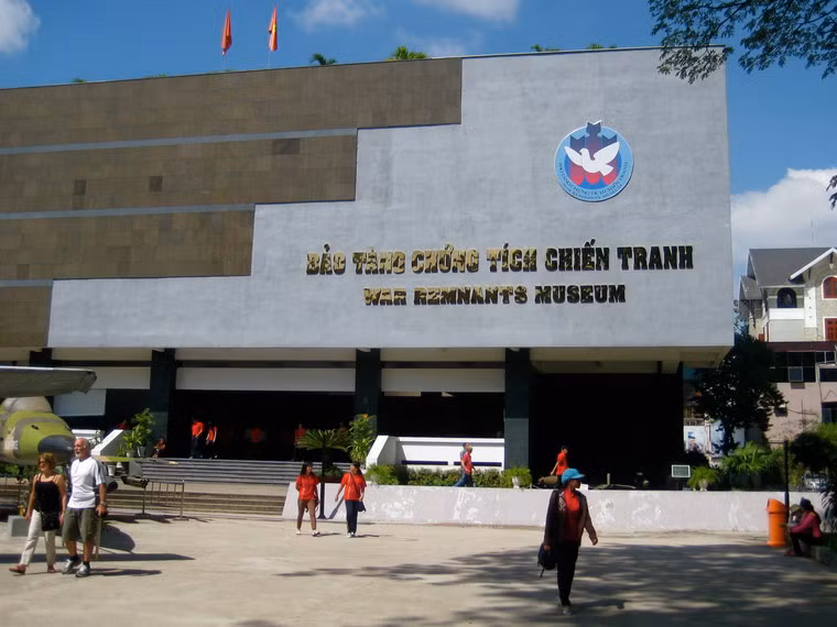 6. Khám phá các bảo tàng. TP HCM có nhiều bảo tàng với đủ các chủ đề cho bạn lựa chọn, như văn hóa truyền thống, nghệ thuật hiện đại hay lịch sử của đất nước. Giá vé dao động từ 2 đến 3 USD. Nhiều đường phố cũng có thể coi là bảo tàng sống, mang đậm dấu ấn lịch sử.