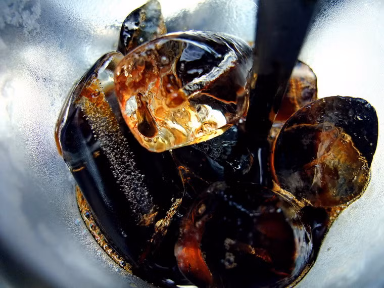 2 . Dừng lại uống cà phê. Tôi là một người ghiền cà phê, và cà phê Việt Nam thì quả là tuyệt, rất rẻ, ngon và có sẵn gần như ở khắp mọi nơi. Có thể uống cà phê đen đá – mạnh mẽ và đậm đà, hay cà phê sữa đá ngọt ngào êm dịu.