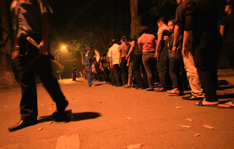 Dòng người kiên nhẫn bước chầm chậm trong trật tự, dù quãng đường tới Nhà tang lễ còn rất xa.