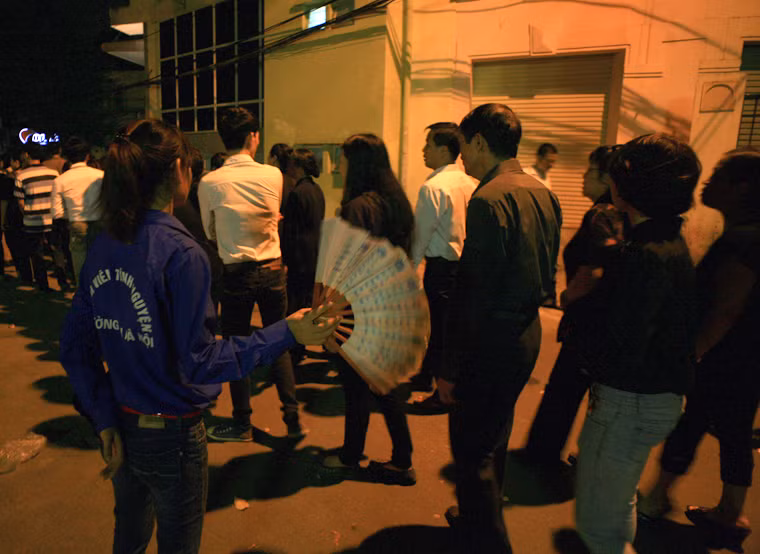 Thanh niên tình nguyện quạt mát cho đồng bào.