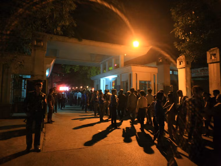 Khung cảnh trước cổng Nhà tang lễ.