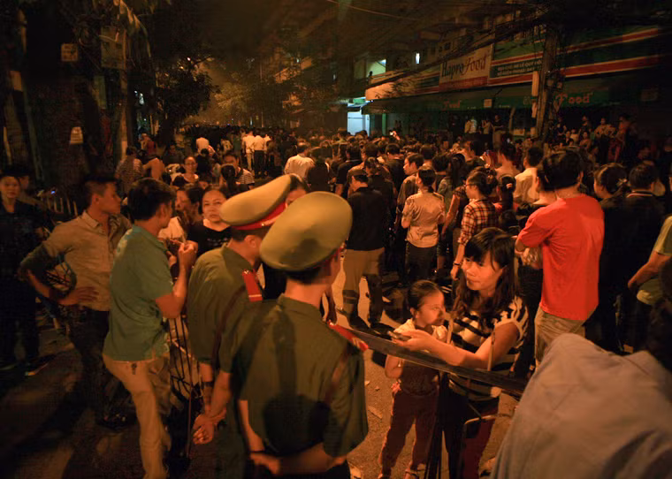 Ghi nhận của Kiến Thức trên các phố Trần Hưng Đạo, Hàn Thuyên, Hàng Chuối, Tăng Bạt Hổ, Yersin, Nguyễn Cao..., dòng người vẫn tràn về Nhà tang lễ, bất chấp phải chờ đợi hàng giờ để có thể được vào viếng Đại tướng Võ Nguyên Giáp.