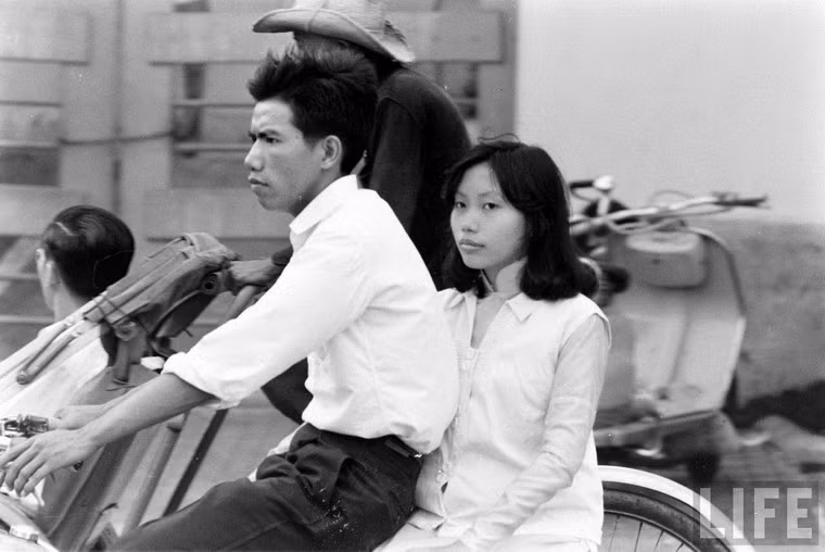 Một đôi nam nữ đèo nhau trên đại lộ Lê Lợi.