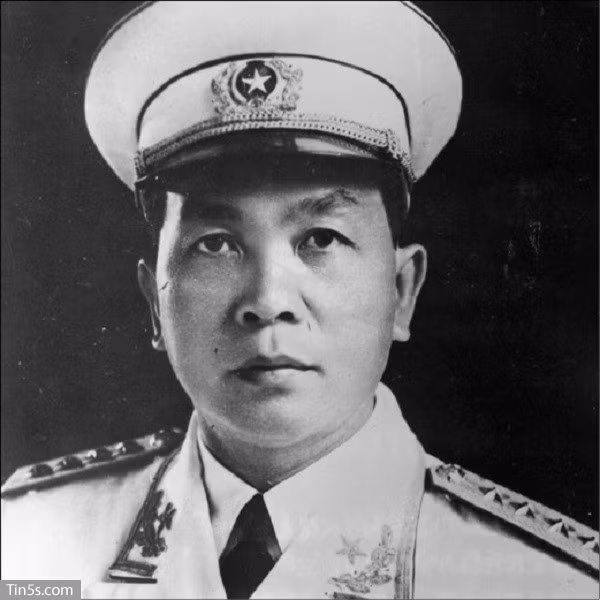Cũng theo nhà sử học Mỹ Cecil Curay, “Tướng Giáp là vị tướng duy nhất trong lịch sử hiện đại tiến hành chiến đấu chống kẻ thù từ tình thế vô cùng yếu, thiếu trang bị, thiếu nguồn tài chính, dù mới đầu trong tay chưa có quân, vậy mà liên tiếp đánh bại tàn quân của đế chế Nhật Bản, quân đội Pháp (một đế chế thực dân số 2) và quân đội Mỹ (một trong hai siêu cường thế giới)... Tướng Giáp là chuyên gia hiện hữu vĩ đại nhất về chiến tranh nhân dân..., là một vị tướng hậu cần vĩ đại của mọi thời đại”.