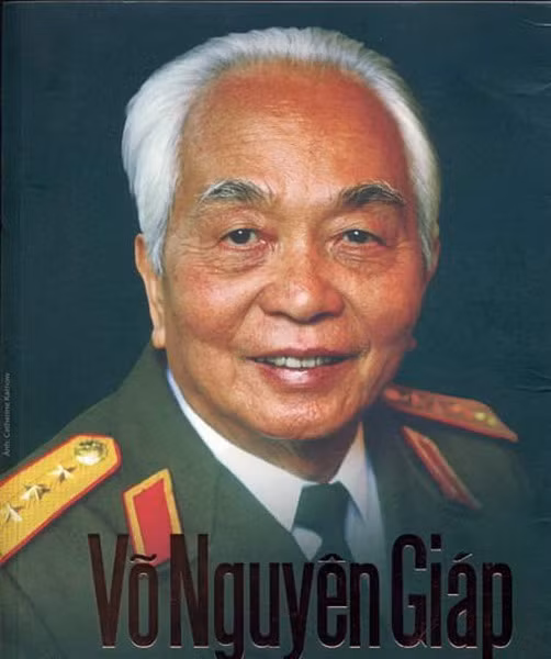 Ông Carl Baker - Giám đốc chương trình Diễn đàn Thái Bình Dương tại Trung tâm Nghiên cứu chiến lược và quốc tế Mỹ (CSIS) nhận xét: “Đối với tôi, Đại tướng Võ Nguyên Giáp sẽ mãi là một người anh hùng dân tộc vĩ đại của nhân dân Việt Nam. Ông là nguồn sức mạnh lớn nhất đằng sau cam kết giành độc lập lâu dài cho Việt Nam sau Chiến tranh thế giới thứ 2”.