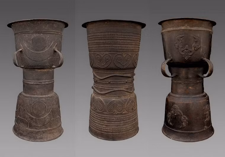 Dù có nhiều phiên bản khác nhau, trống Moko có một đặc điểm chung là thân dài hình trụ có thắt eo. Thân trống giống chiếc chầy có eo cầm hay hình đồng hồ cát.