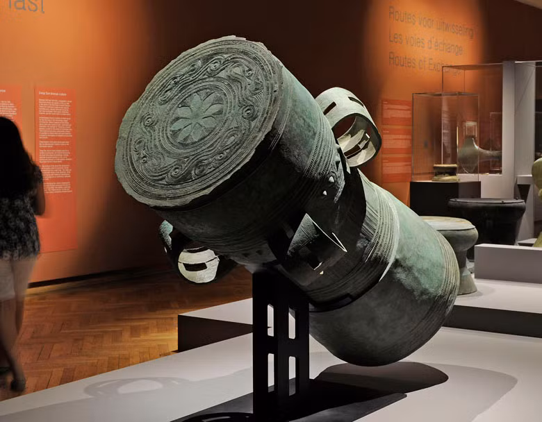 Ngoài đảo Alor, trống đồng dạng Moko cũng được tìm thấy trên một số hòn đảo khác của Indonesia. Trong đó, nổi tiếng nhất là chiếc "Mặt trăng Pejeng".