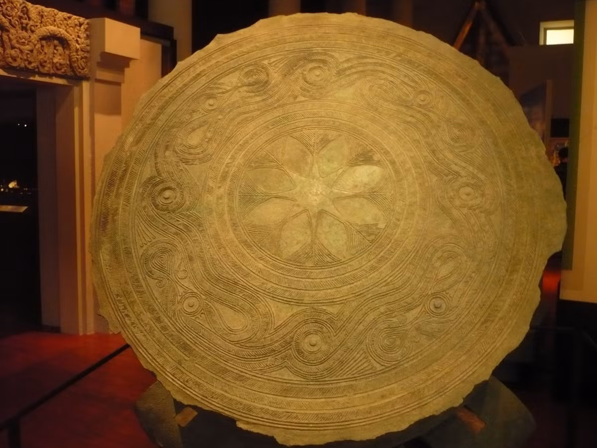 Chiếc trống này có đường kính 160 cm và chiều cao 180 cm, niên đại khoảng từ 1.000 đến 2.000 năm, hiện được trưng bày tại Pejeng, thuộc đảo Bali. Ảnh: Internet.