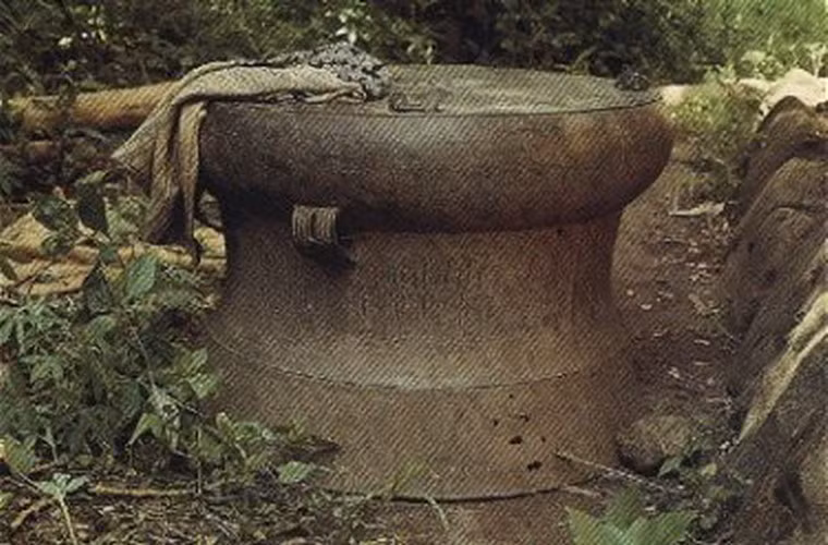 Việc một người nông dân trên đảo Alor phát hiện ra một chiếc trống đồng Đông Sơn khi đào khu vườn của mình là một bằng chứng rõ nét để khẳng định điều này.