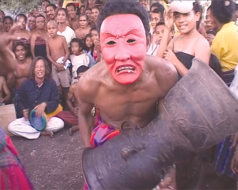 Được dùng trong các nghi lễ quan trọng, những chiếc trống Moko cổ nhất đã xuất hiện trên đảo từ cách đây 2.000 năm và chúng còn được sản xuất cho đến tận thế kỷ 19.