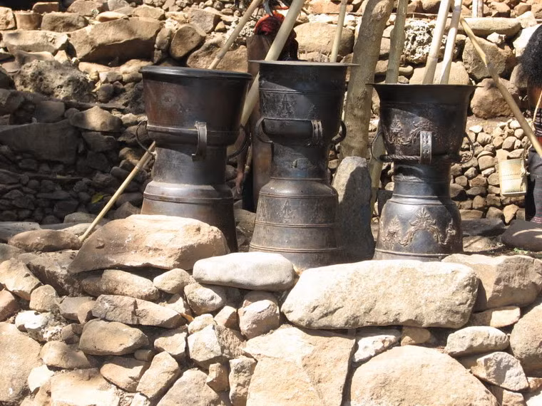 Trống Moko không được xếp vào các loại trống đồng Đông Sơn truyền thống. Tuy nhiên, hầu hết các nhà nghiên cứu đều tin rằng thiết kế và kiểu trang trí của loại trống này có nguồn gốc từ văn hóa Đông Sơn.