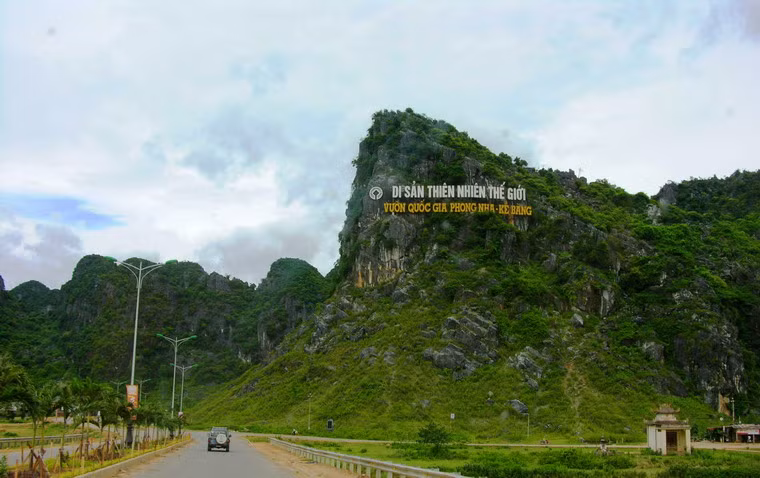 Vườn Quốc gia Phong Nha – Kẻ Bàng thuộc địa phận các huyện Quảng Ninh, Bố Trạch, Tuyên Hóa và Minh Hóa của tỉnh Quảng Bình, cách thành phố Đồng Hới 50km về hướng Tây Bắc. Vườn đã được UNESCO công nhận là Di sản thiên nhiên thế giới theo tiêu chí địa chất, địa mạo năm 2003.