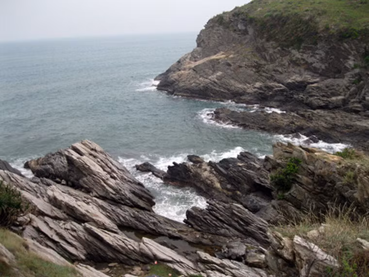 Cách Vũng Chùa không xa là Đảo Yến thơ mộng, thường được người dân địa phương gọi là Đảo Nồm, có diện tích khoảng 10ha. Mặt nhìn vào đất liền của Đảo Yến là những bãi cát chạy dài và một triền núi thấp. Mặt hướng ra Biển Đông có nhiều bãi đá hùng vĩ, được sóng biển tạo nên nhiều hình thù khác nhau. Ảnh: Internet.