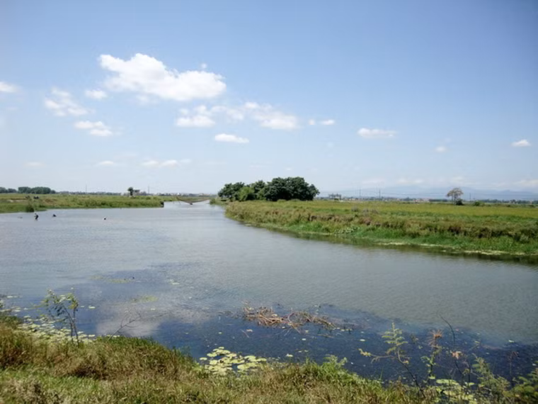 Dòng sông Kiến Giang hiền hòa chảy qua làng đã gắn liền với thời thơ ấu của Đại tướng Võ Nguyên Giáp. Ảnh: CAND.