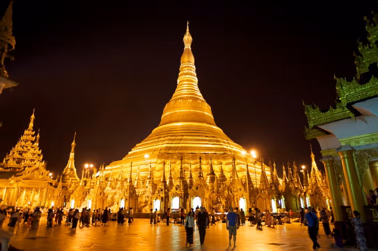 Chùa Shwedagon bao gồm 1.000 đơn thể chùa bao quanh tòa tháp trung tâm. Tòa tháp vàng khổng lồ này cao tới 99m chính là tâm điểm của ngôi chùa, gồm 3 phần chính: đáy tháp, thân tháp và đỉnh tháp. Quanh bảo tháp còn có 64 ngôi tháp nhỏ.