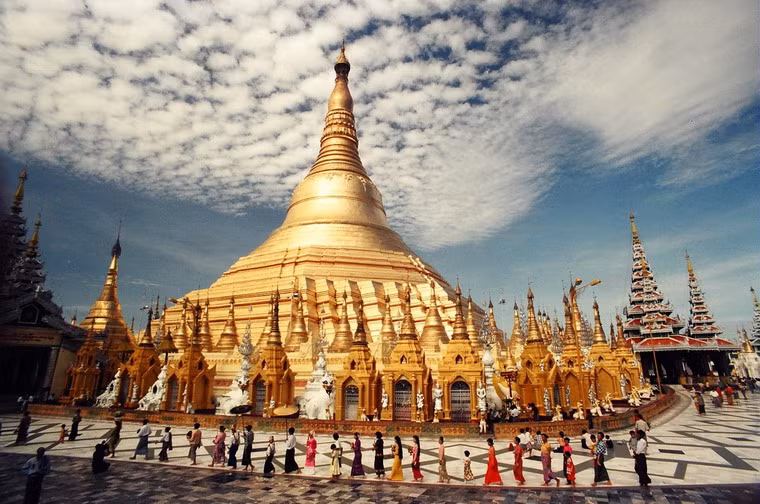 Từ lâu chùa Shwedagon trở thành nơi hành hương của các tín đồ Phật giáo Myanma. Theo quy định, khi vào chùa phải cởi giày dép. Người Myanmar thường đi vòng quanh tháp theo chiều quay của kim đồng hồ.