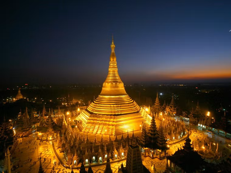 Nằm trên đồi Singuttara, chùa Shwedagon hay Chùa Vàng ở Yangoon được coi là ngôi chùa linh thiêng nhất của đất nước Myanmar.