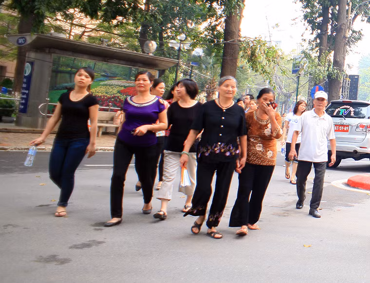 ... những tiếng nấc nghẹn sụt sùi.