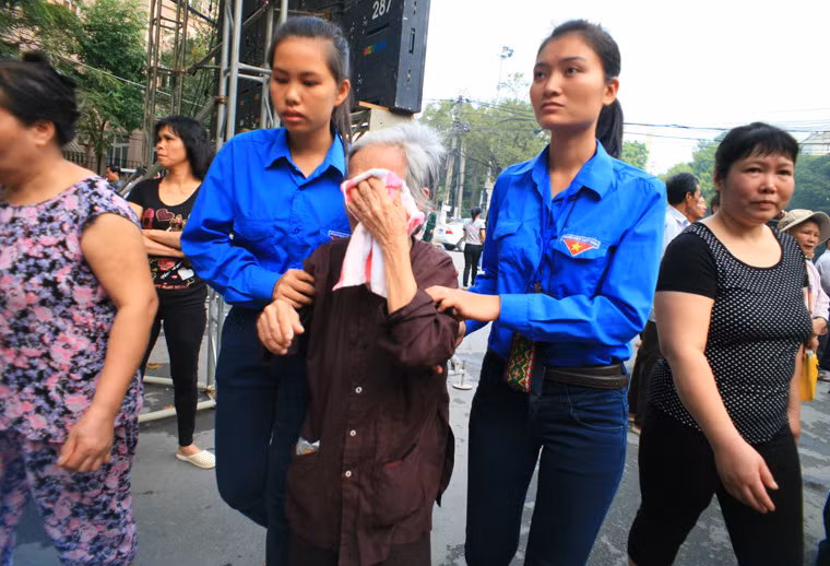 Rất nhiều người đã bật khóc sau khi đoàn xe đi qua.