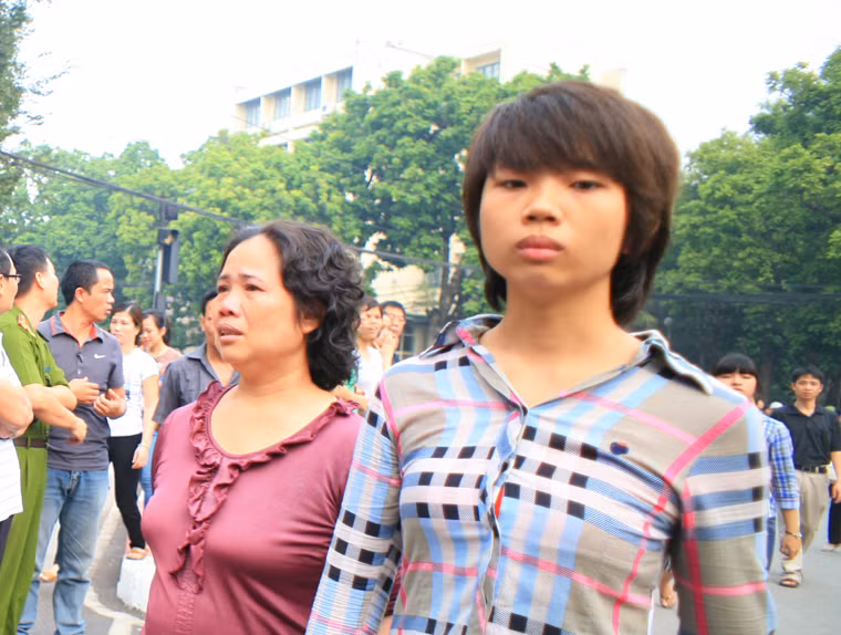 Không khó để bắt gặp những đôi mắt đỏ hoe...