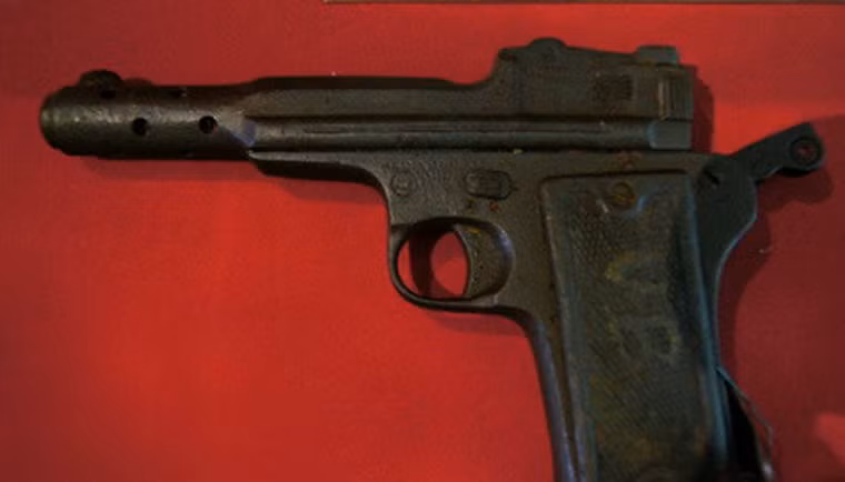 Ngay sau khi đội Việt Nam Tuyên truyền Giải phóng quân thành lập, đích thân Đại tướng Võ Nguyên Giáp chỉ huy 2 trận đánh đầu tiên, tiêu diệt 2 đồn nhỏ của quân Pháp là đồn Phai Khắt và đồn Nà Ngần ở Cao Bằng. Ảnh: Khẩu súng ngắn Đại Tướng Võ Nguyên Giáp đã sử dụng trong các trận đánh tiêu diệt hai đồn Phay Khắt và Nà Ngần.