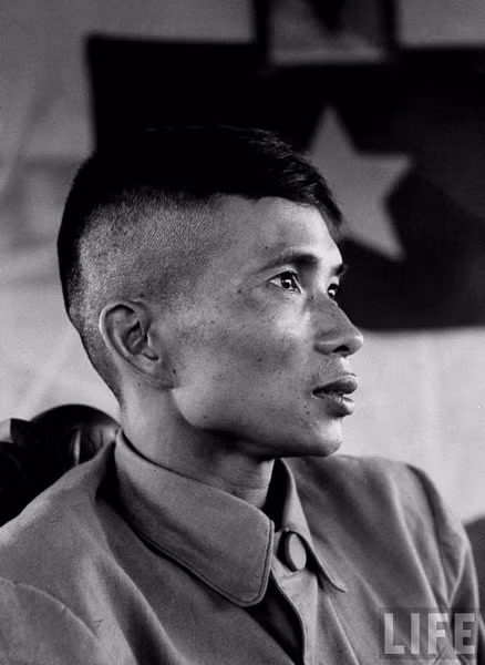  3. Đại tướng Văn Tiến Dũng (1917-2002). Năm thụ phong: 1974. Quê quán: Hà Nội. Bí danh: Lê Hoài. Chức vụ cao nhất: Bộ trưởng Bộ Quốc phòng (1980-1987). Chức vụ cao nhất trong ĐCSVN: Ủy viên Bộ Chính trị khóa III, IV, V, Bí thư Đảng ủy Quân sự Trung ương (1984-1986). Danh hiệu khác: Huân chương Sao vàng.