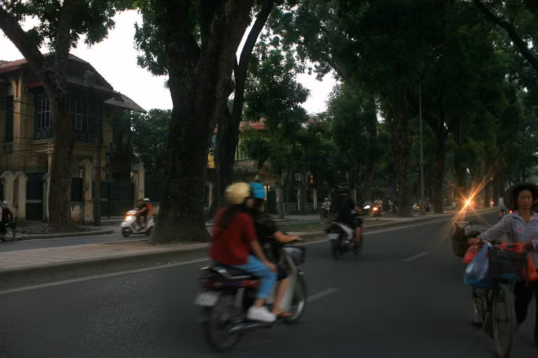 Nếu nhìn thoáng qua, đường Hoàng Diệu - nơi hàng trăm nghìn người dân đã đổ về viếng Đại tướng Võ Nguyên Giáp những ngày qua dường như đã trở lại với khung cảnh vốn có.