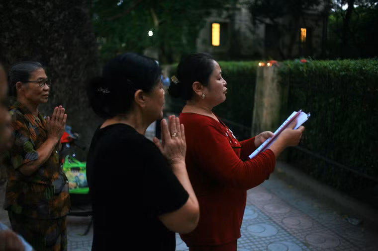 Người tụng kinh cầu nguyện...