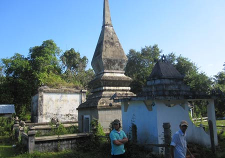 Toàn cảnh khu mộ tháp của vợ chồng ông tổ nghề săn voi rừng Khun Su Nốp.