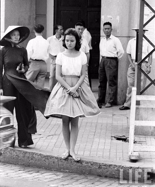 Thiếu nữ mặc Âu Phục.