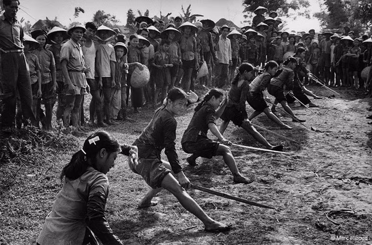 Dân quân tập luyện.