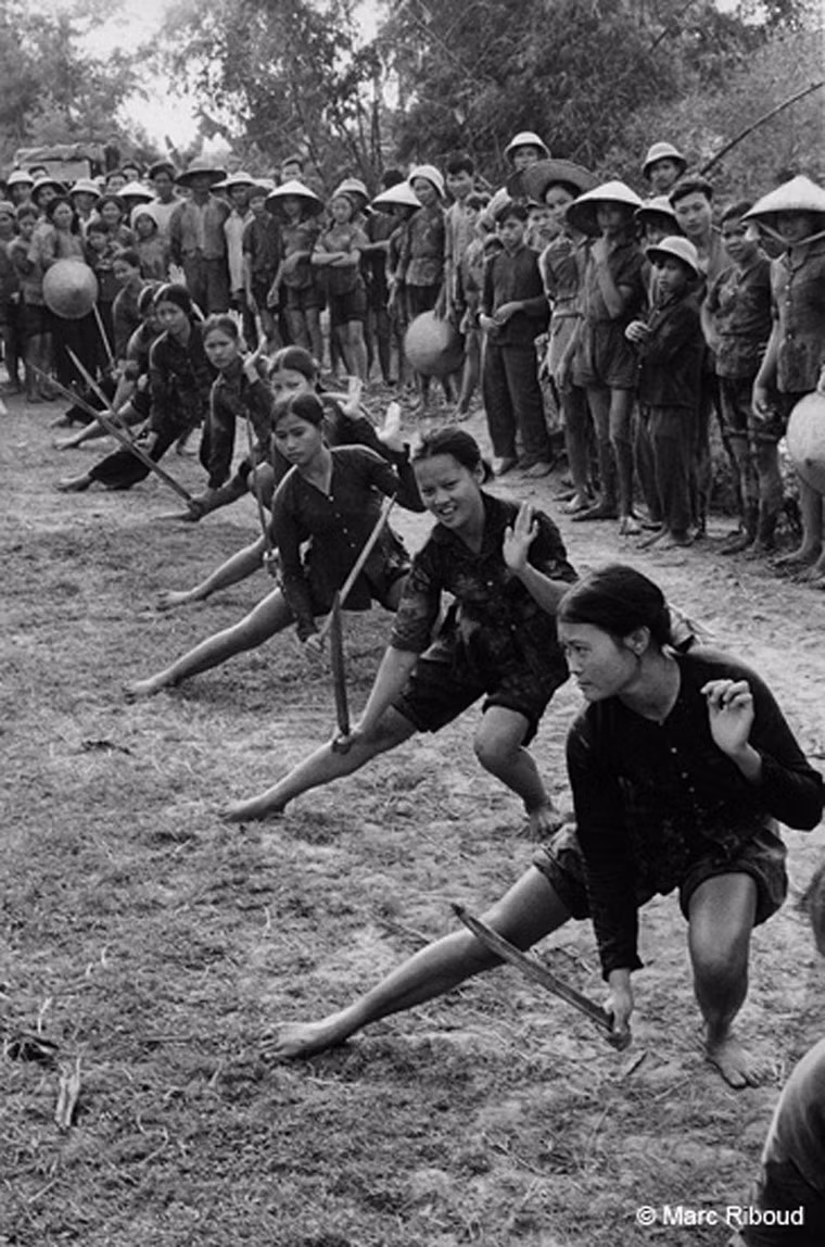 Dân quân tập luyện.