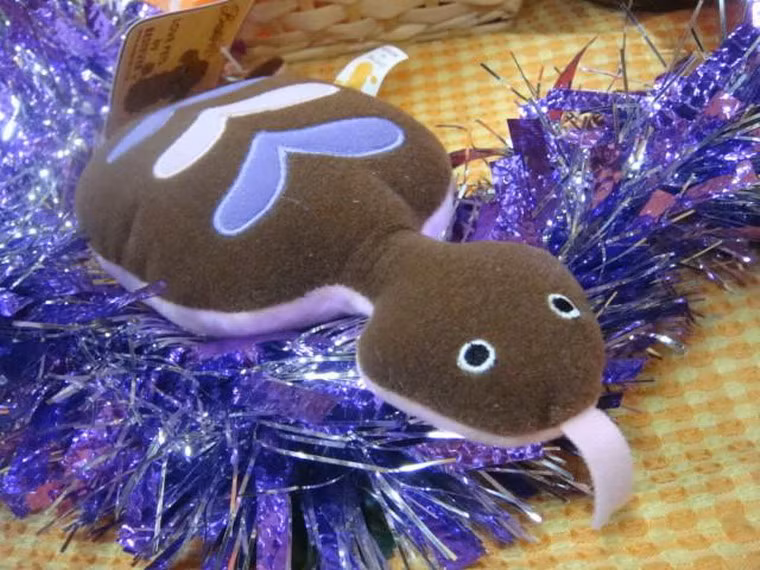 Dù sự tồn tại chưa được chứng minh, nhưng Tsuchinoko đã trở thành một biểu tượng văn hóa đại chúng, xuất hiện trong nhiều tranh ảnh, phim, tượng hay các món đồ chơi. Ảnh: Internet.