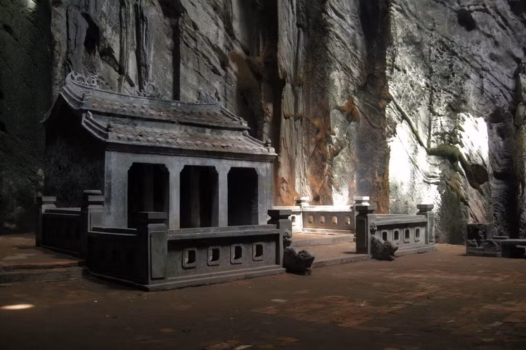 Huyền Không là một trong những động đẹp nhất, huyền ảo nhất, có giá trị tâm linh to lớn nhất trong quần thể danh thắng Ngũ Hành Sơn, Đây là một động lộ thiên, nhiều thạch nhũ, vòm hình tròn, nền bằng phẳng, trên vòm có 5 lỗ thông ra bên ngoài, ánh sáng tràn vào đây tạo một cảnh tượng tráng lệ. Trong lòng động có ngôi chùa nhỏ Trang Nghiêm Tự cùng nhiều tượng La Hán, Phật Quan Âm được tạo tác công phu, như tăng thêm phần huyền bí cho hang động.