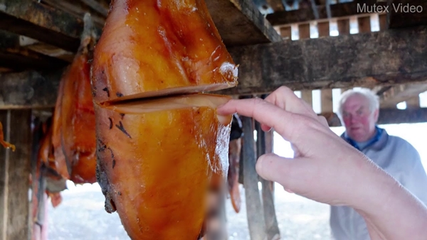 Cuối cùng, khi sử dụng, họ sẽ cắt bỏ phần thịt nâu, lấy lớp thịt trắng bên trong, tạo ra món đặc sản mà không phải ai cũng đủ dũng cảm để trải nghiệm ăn thử.