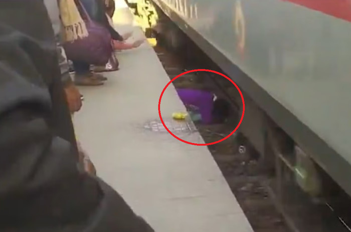 “That long” canh nguoi me che cho con khi tau lao tren duong ray