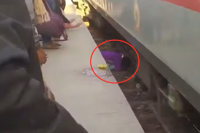 “That long” canh nguoi me che cho con khi tau lao tren duong ray