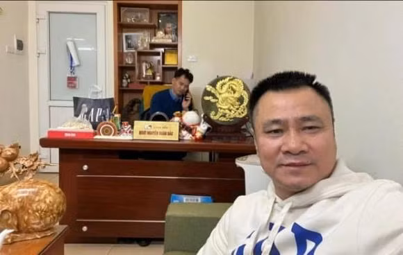 Tu Long dap khi bi ca khia 